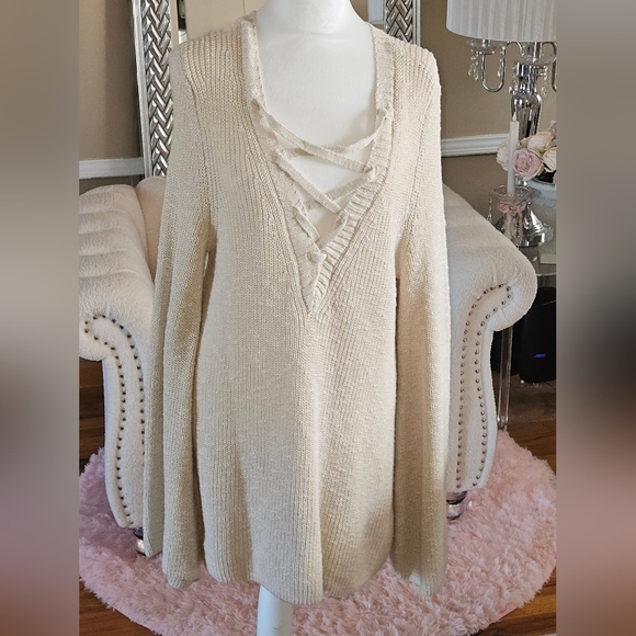 American Eagle Outfitters Sweaters - American Eagle Outfitters Cream V-Neck Sweater